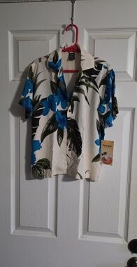 Hawaiian 100% Rayon Blue Floral Short-Sleeve Button-Up Top